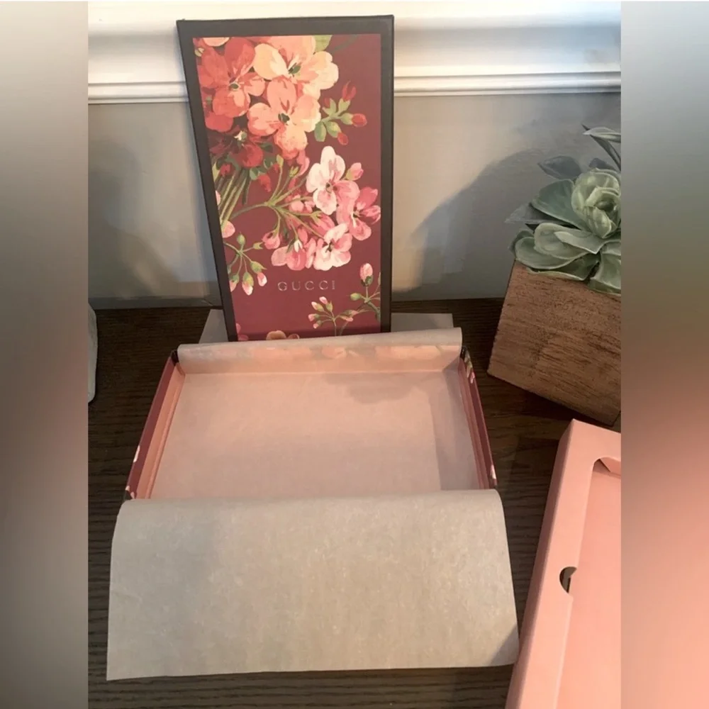 GUCCI Gift set. Gucci Leather Key Case & Gucci Floral Bloom Gift Box
